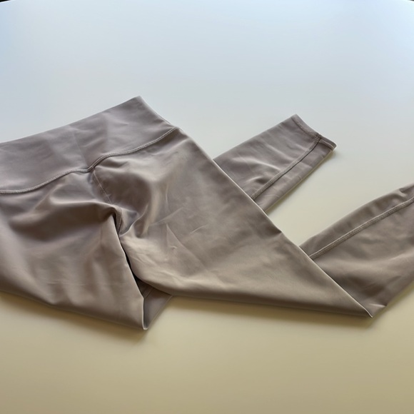 Alo high waist airlift legging 24.5” inseam color fog size small - Picture 4 of 4